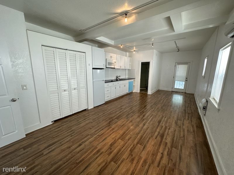 1 br, 1 bath 4plex - 2581-85 University Av... - 1 br, 1 bath 4plex - 2581-85 University Av... Condo