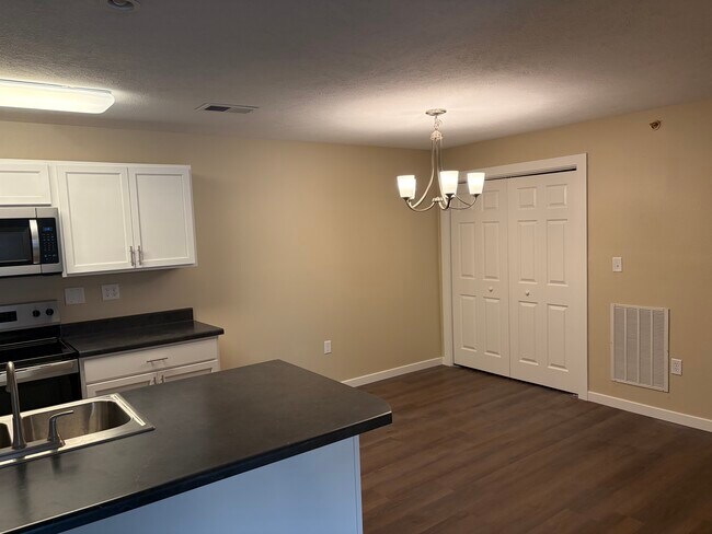 Dining Room - Heatherwood Apartments