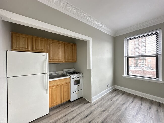 3824 N Fremont Unit 605