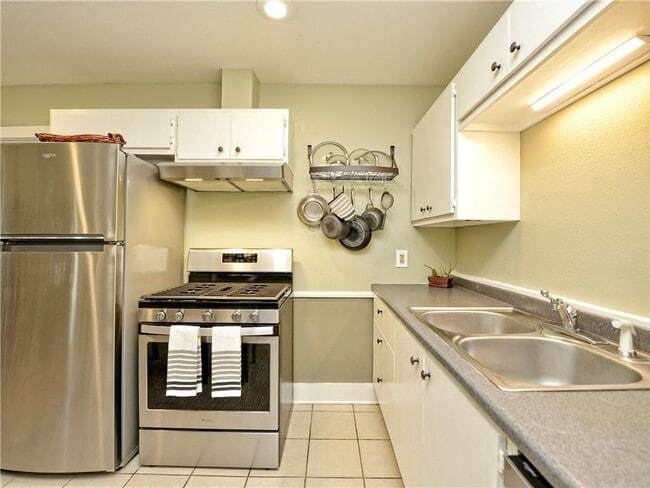 Photo - 400 Zennia St