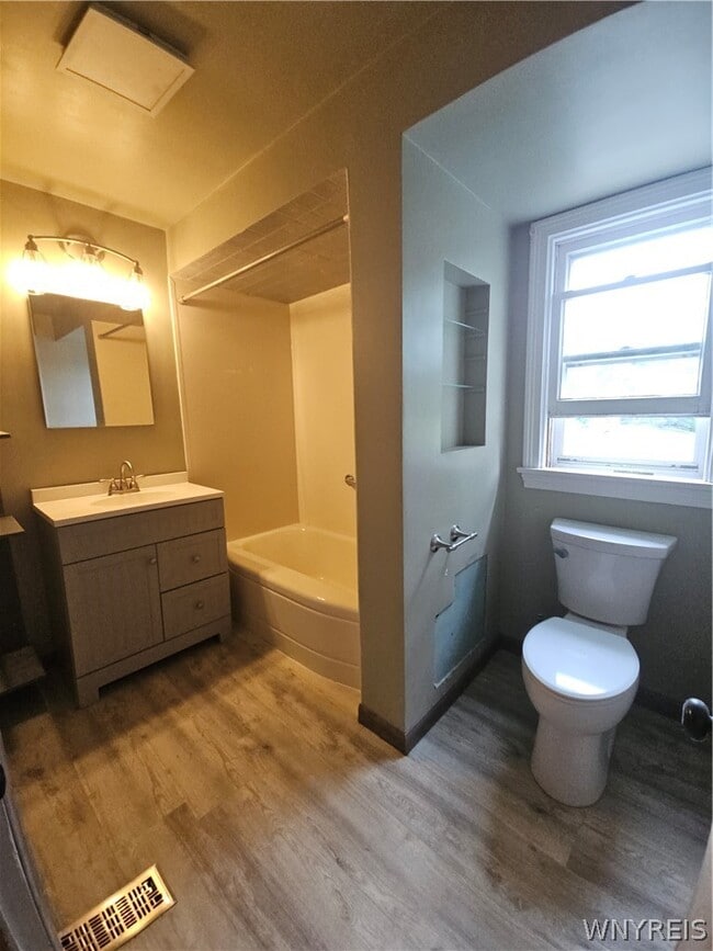Photo - 3663 Seneca St