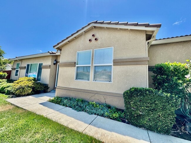 Building Photo - Is it Retirement Time for You? 3 Bedroom 2 Bath in a desirable gated community!
