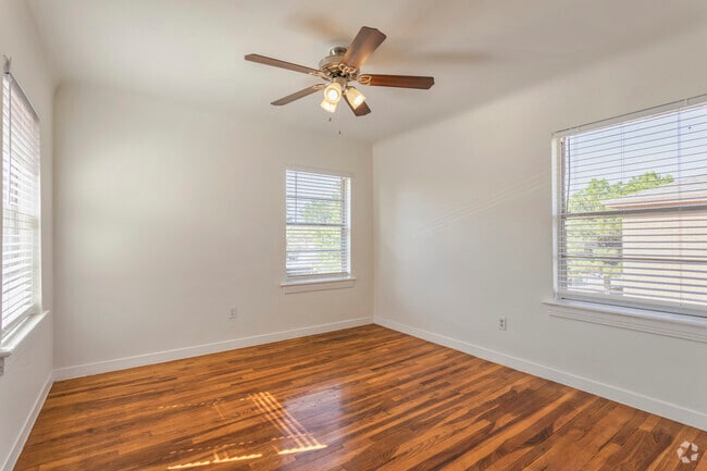 2BR,1BA - 793SF - Bedroom - Pinehurst Apartments