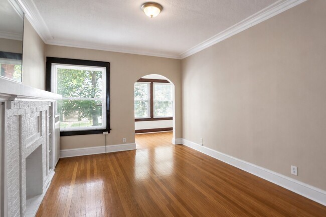 Building Photo - 1528 E 74th Pl Unit 1E