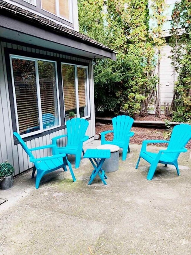 6272 Bishop Way Unit Fully Furnished 2 Bedroom Garden Suite