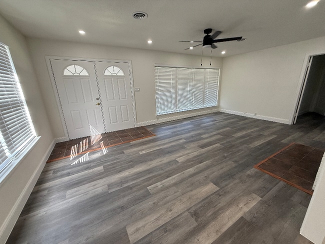 Photo - 116 W Park Row Dr