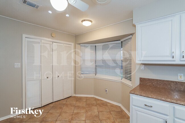 Photo - 613 W Castle Harbour Dr