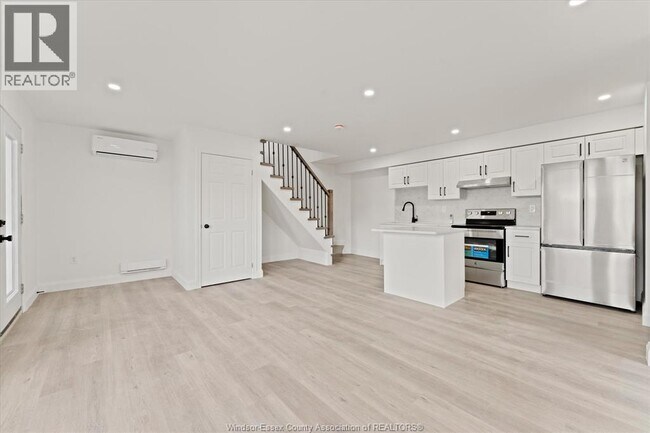 Photo - 702 Pierre Ave