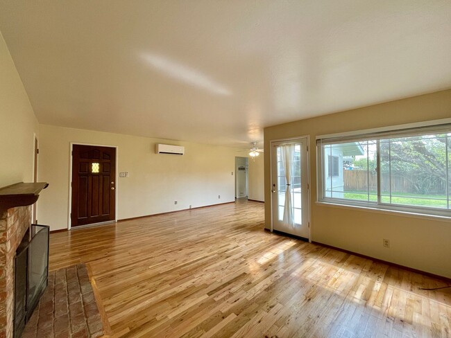 Photo - Beautifully Refreshed 3bd/1 ba Home in Cit...
