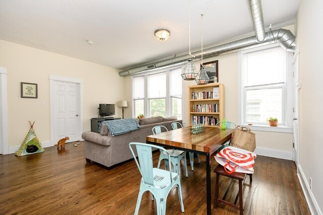 Photo - Top Floor 2bd/1bth Ukrainian Village, Avail August 1st! Unit 3W