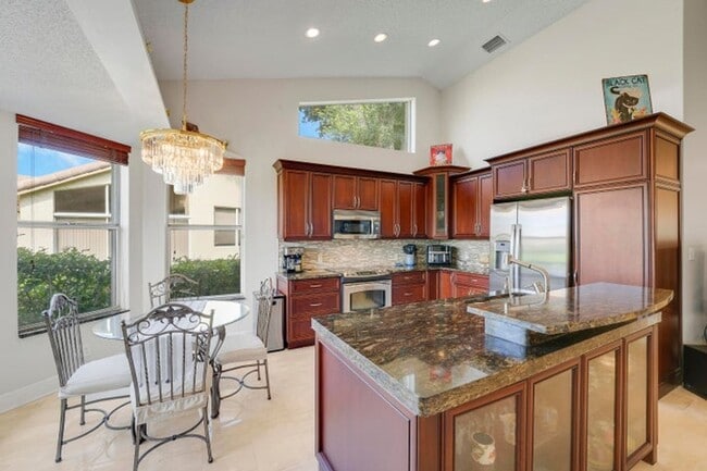 7136 Ashford Ln