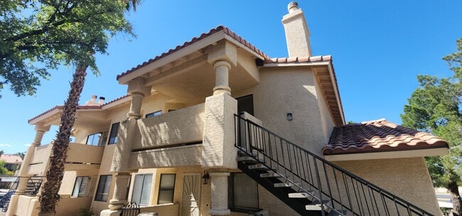 Building Photo - Gorgeous 2BED/2BATH Condo nestled in a Roc... Unit 201