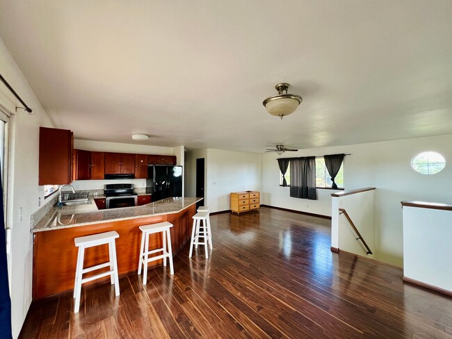 Building Photo - 462 Kaiolohia St Unit Upstairs 3/1 Rental