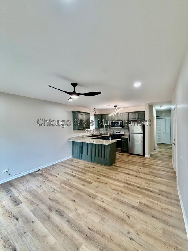Building Photo - 6439 S St Lawrence Ave Unit 2
