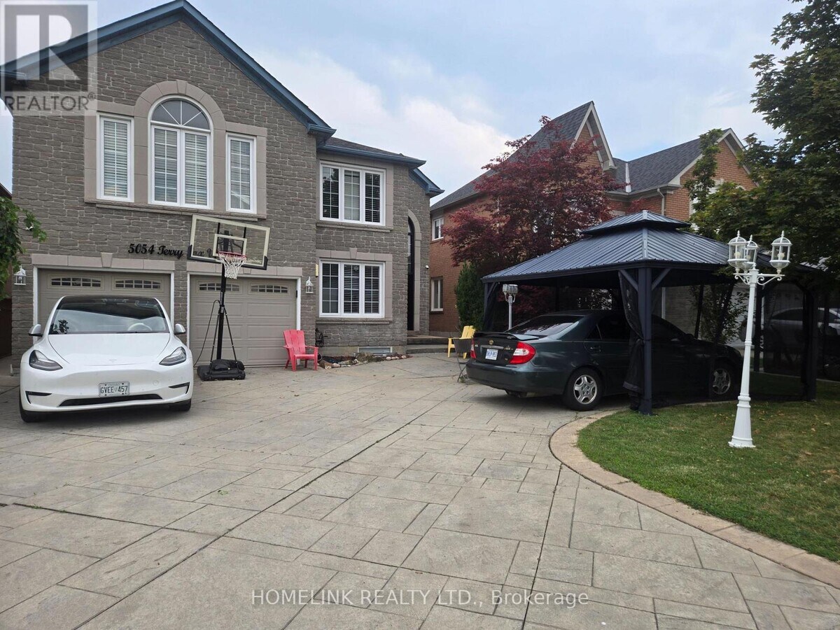Photo - 5054 Terry Fox Way