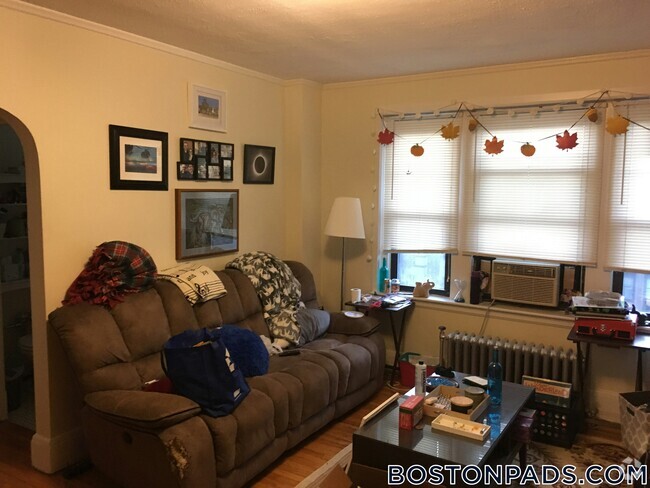 Building Photo - 349 Pleasant St Unit B2-3 Rental