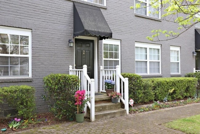 Photo - 285 Oxford Pl NE