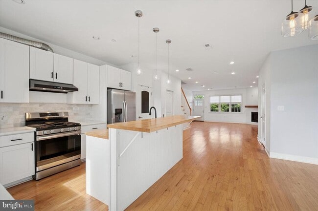 Building Photo - 850 W Northwestern Ave Rental