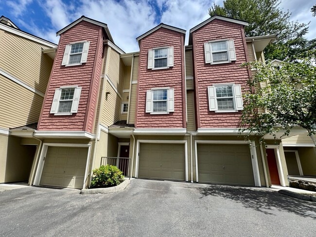 Building Photo - Secluded Renton Townhome