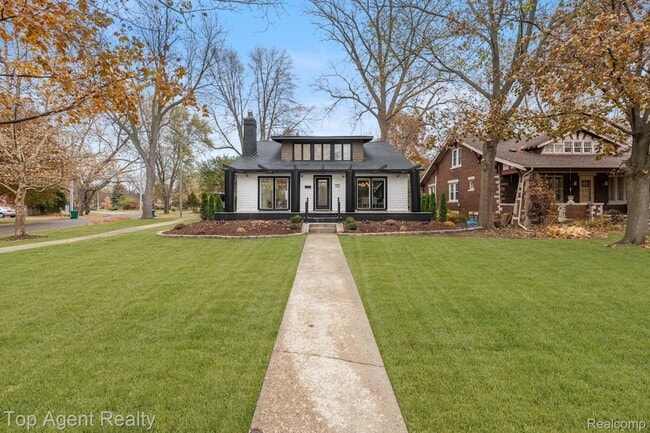 784 Barrington Rd