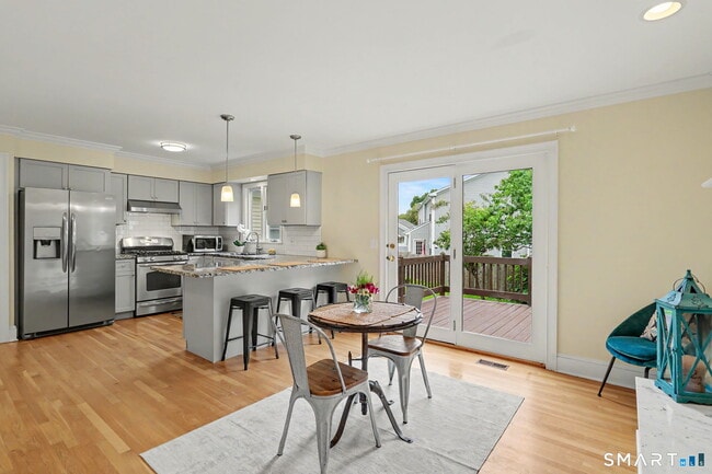Photo - 211 Hunyadi Ave
