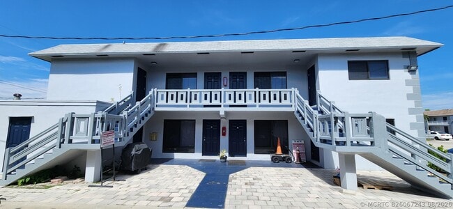 Building Photo - 5940 NW 16th Pl Unit 4
