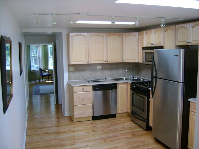 Building Photo - 2744 N Bosworth Ave Unit 3