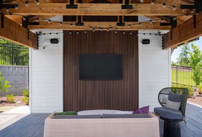 Echelon Outdoor TV Lounge