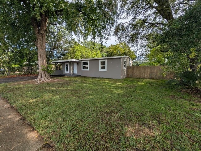 1733 NW 18th St