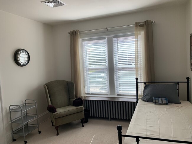 Photo - 233 E Main St Unidad Room