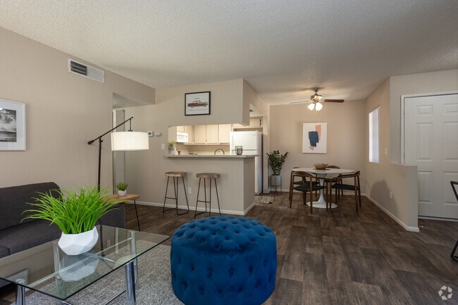2BR, 2BA - 1,009SF