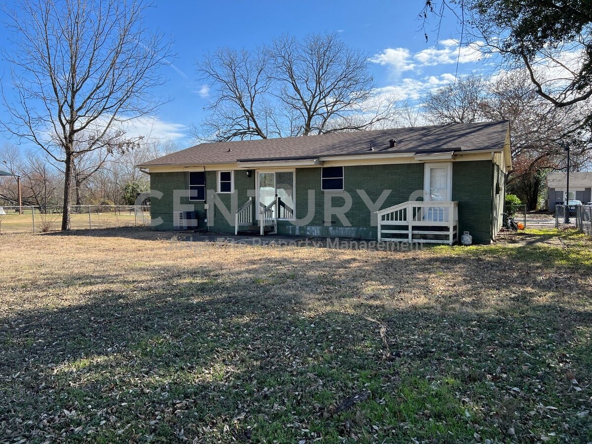 Photo - Charming 3/1/1 Bungalow in Waxahachie For Rent!