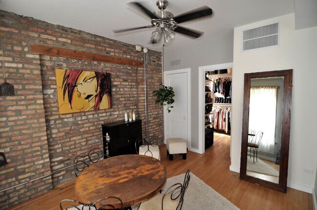 Photo - Ukrainian Village 2 Bedroom. Bright and Sunny. Big Bedrooms, Exposed Brick. Central HVAC. Free Fa... Unidad 1020-2