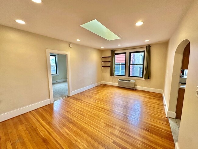 Photo - Dashing Dupont Circle 1 Bedroom Apt with skylight and building roof deck. Unidad 404