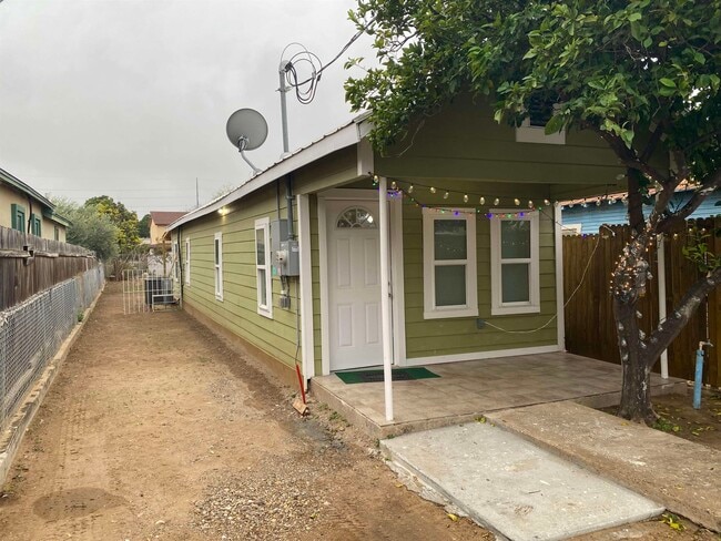 Building Photo - 305 W Ash St