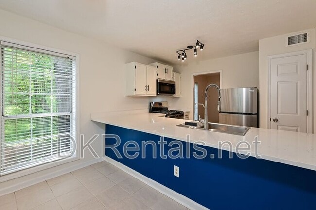 Photo - 201 Lenox Way NE