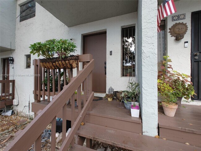 Photo - 1901 NW S River Dr