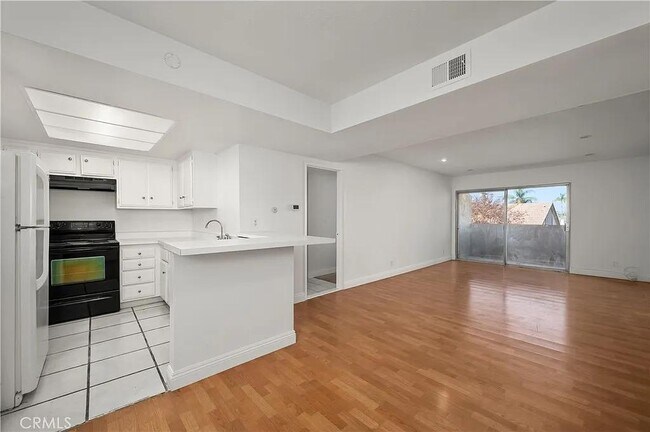 Photo - 278 N Wilshire Ave