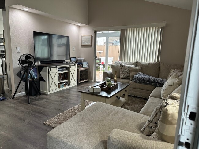 Living room - 722 W Vineyard Ave Unit 722