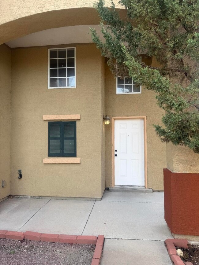 Photo - 1012 Kiska St NW