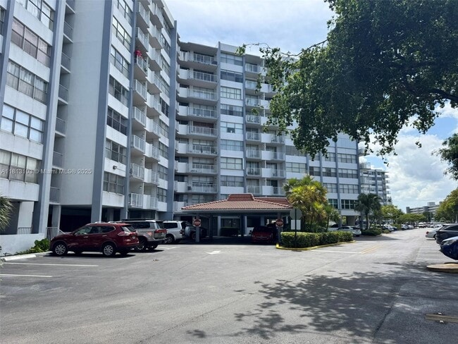 Building Photo - 1300 NE Miami Gardens Dr Unit 521E Rental