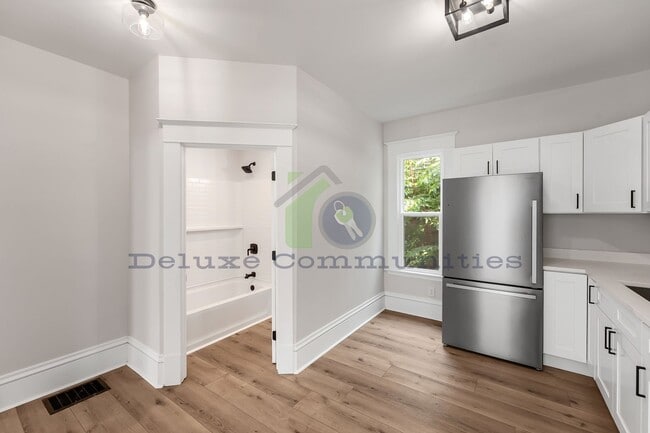 Building Photo - 606 Lafayette Ave NE Unit 1