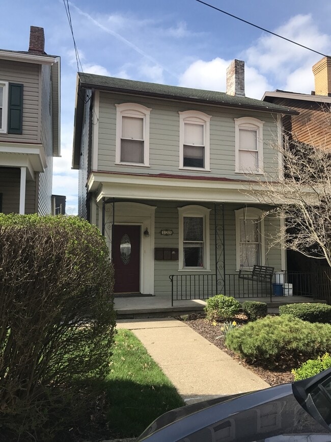Building Photo - 123 W Sycamore St Unit BS