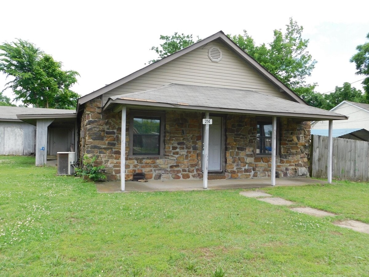 3 Bed, 1 Bath Home in Hackett - 3 Bed, 1 Bath Home in Hackett