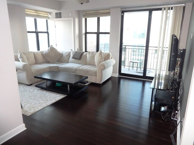 Building Photo - 451 W Huron St Unit 1012