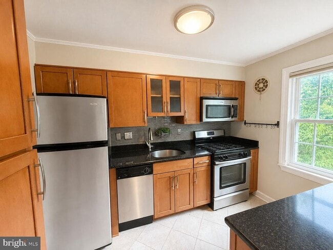 Building Photo - 6622 Boulevard View Unit B2
