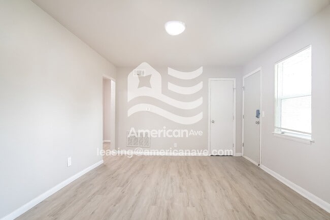 Photo - 9 E 49th Pl N