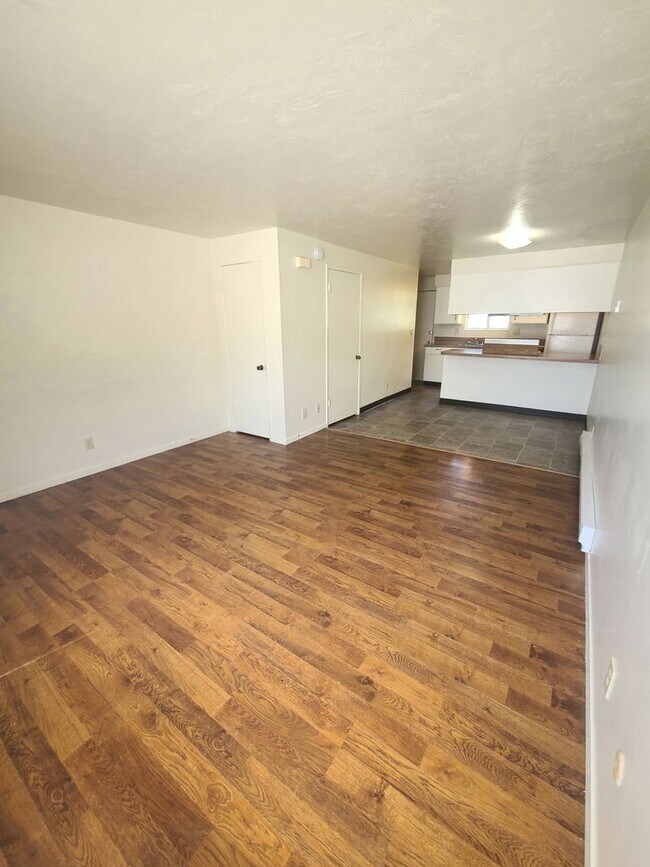 Building Photo - 2 bed 1 bath two-story townhome neat Whitewater Park in Boise! Unit 915