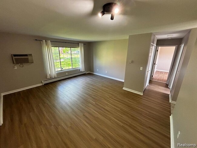 Photo - 454 Romeo Rd