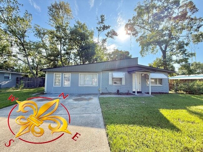 Building Photo - Spacious 4-Bedroom Home with Dual Living A...